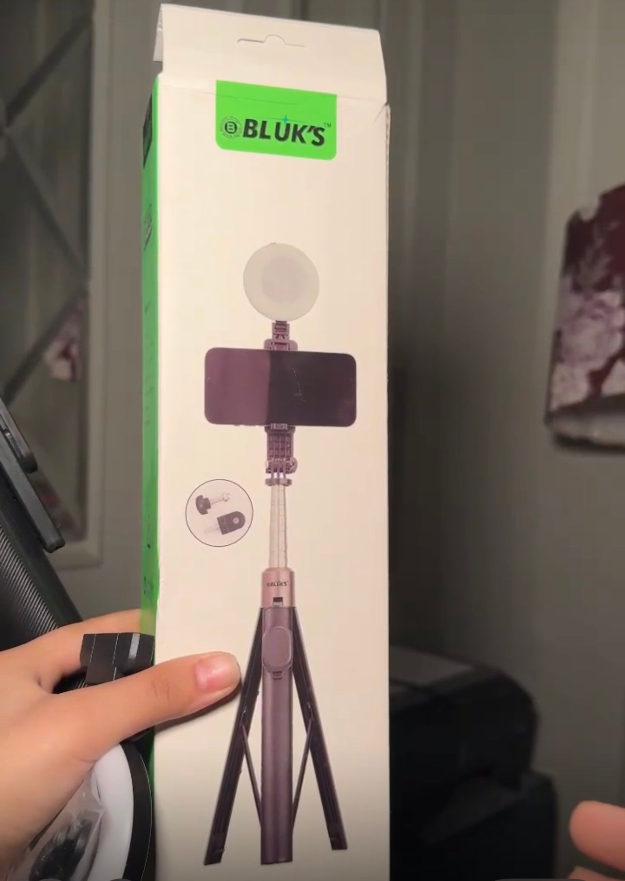 P170 Bluetooth tripod with round light