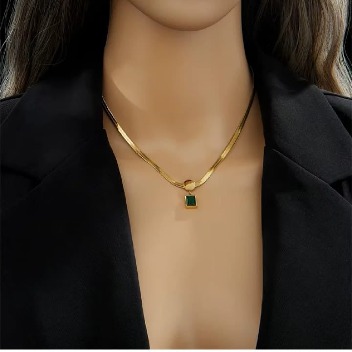 Emerald gold necklace