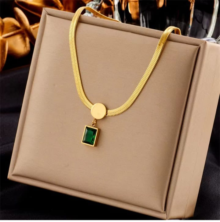 Emerald gold necklace