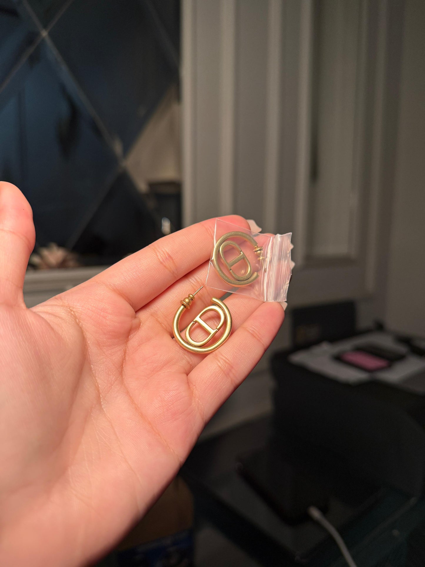 Basic Dior hoops (in stock)