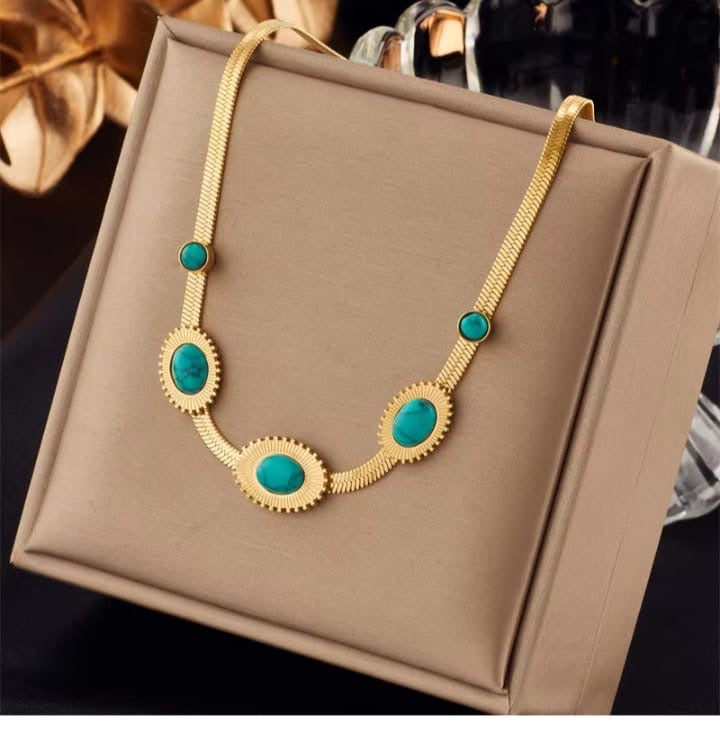 Oval green stone necklace