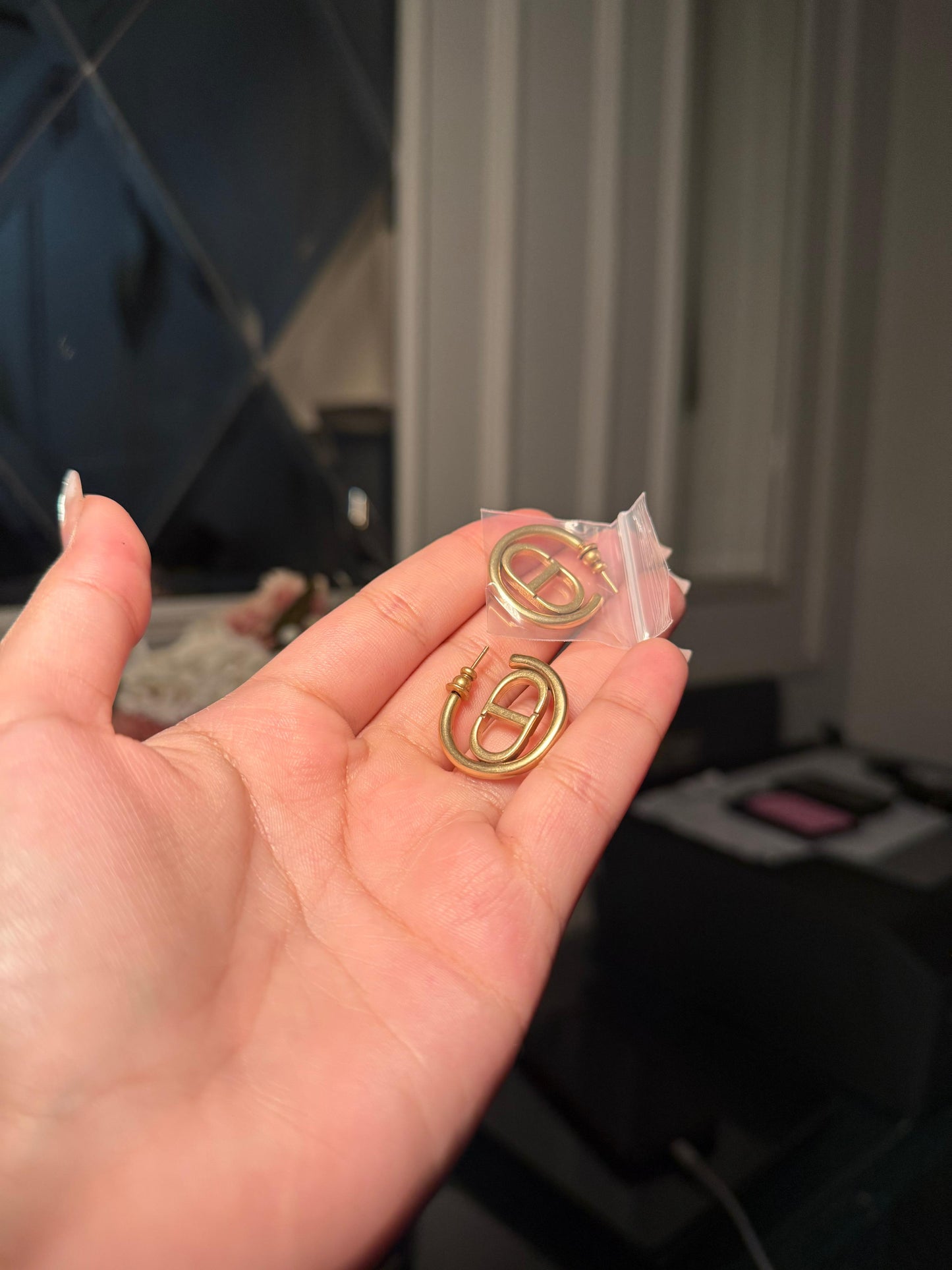 Basic Dior hoops (in stock)
