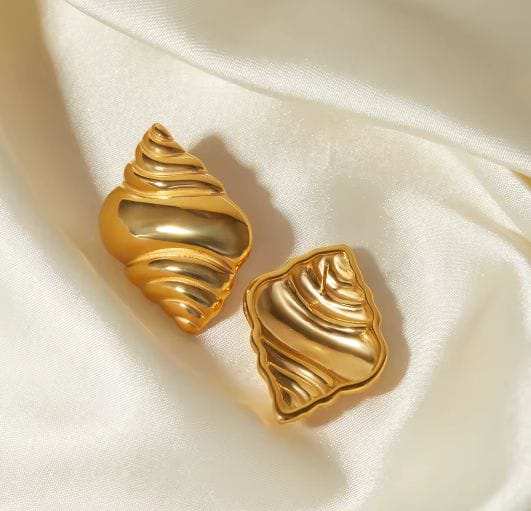 Croissant studs