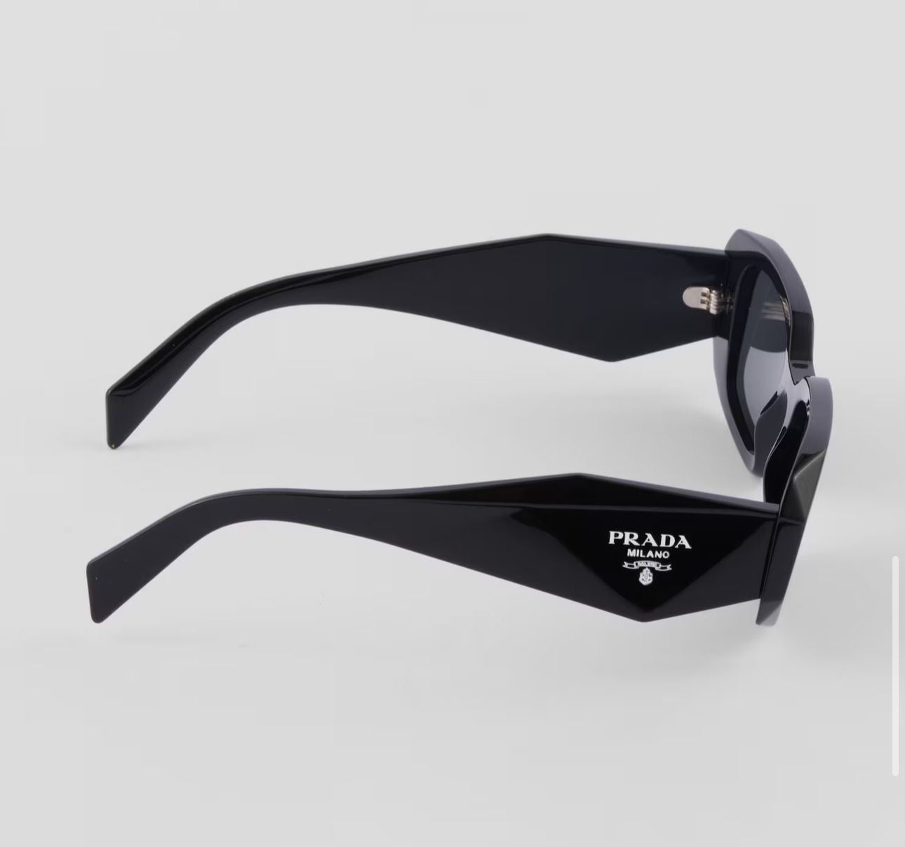 Bold frame Prada glasses ((Direct delivery)