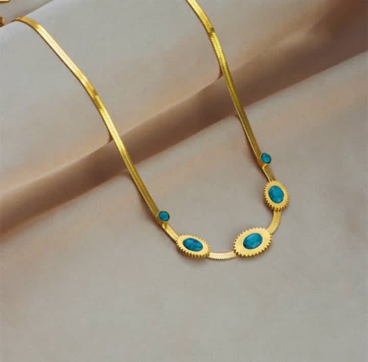 Oval green stone necklace