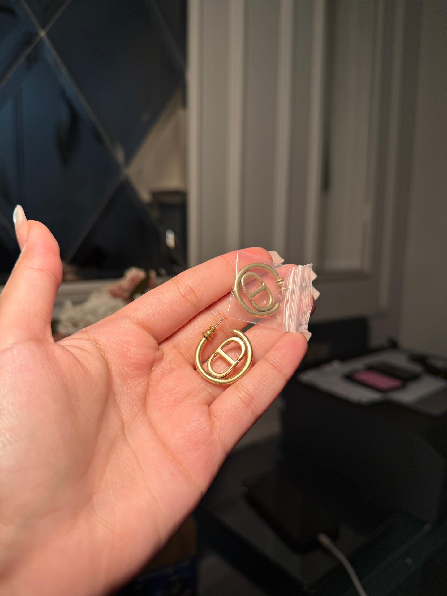 Basic Dior hoops (in stock)