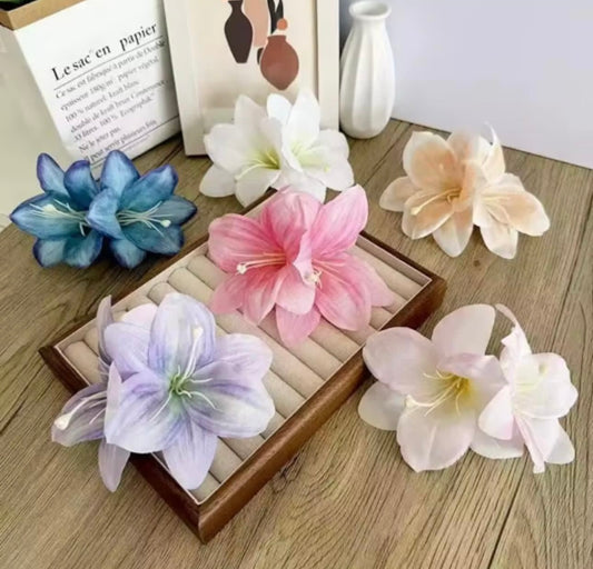 Lily hair clip