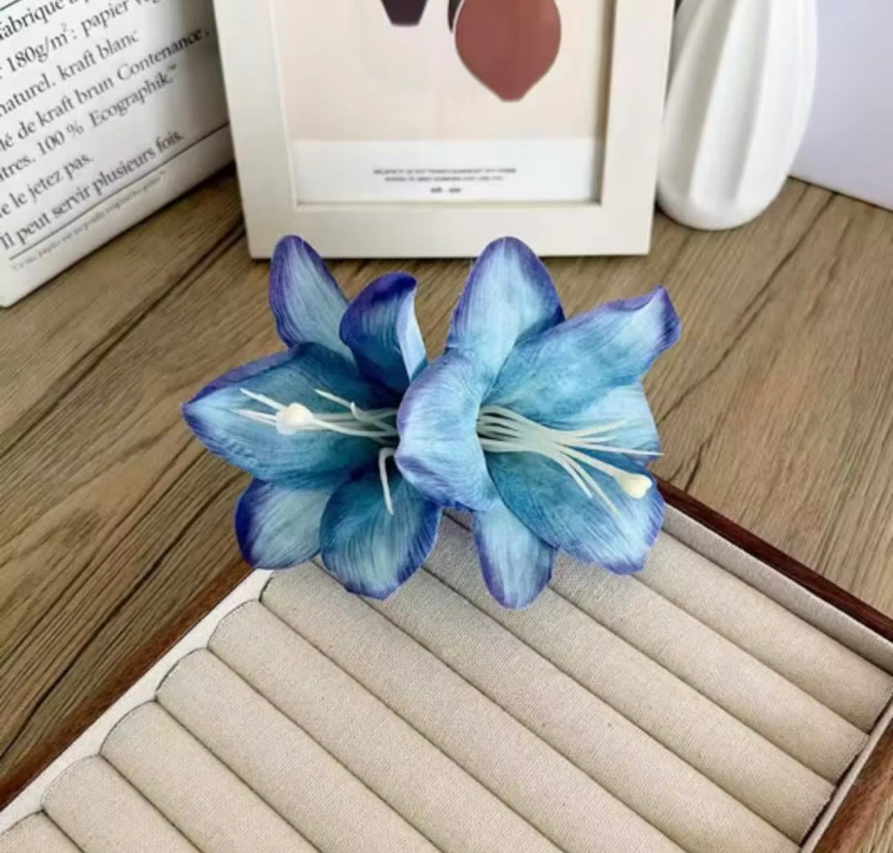 Blue lily claw