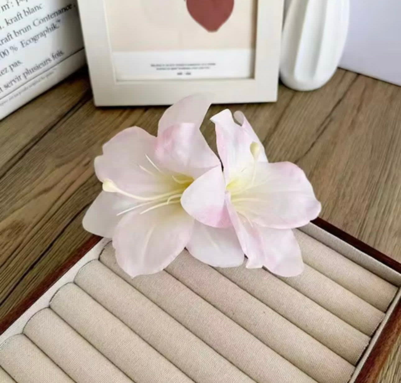 Lily hair clip