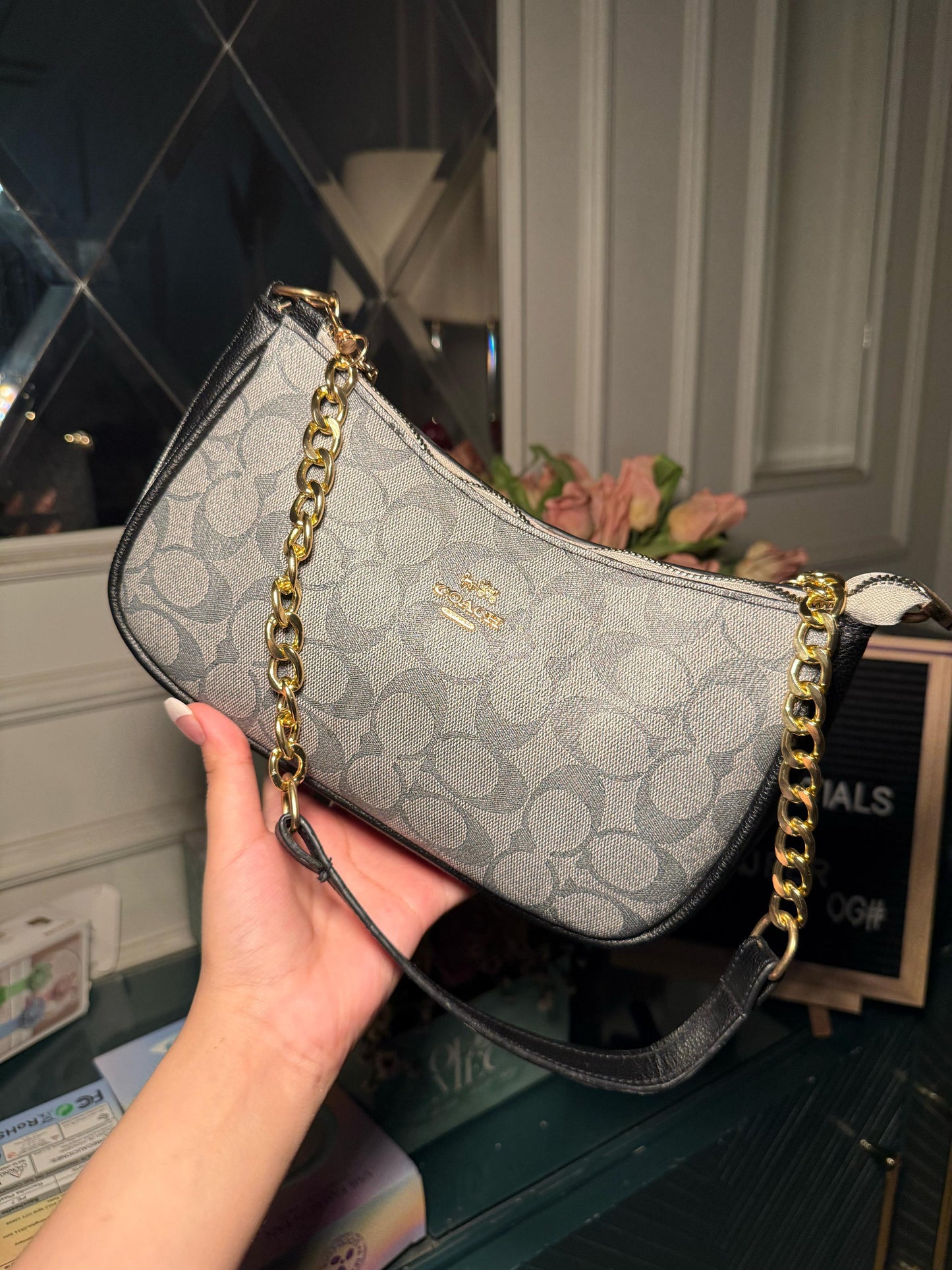 Coach shoulder bag (15-20 days delivery time )