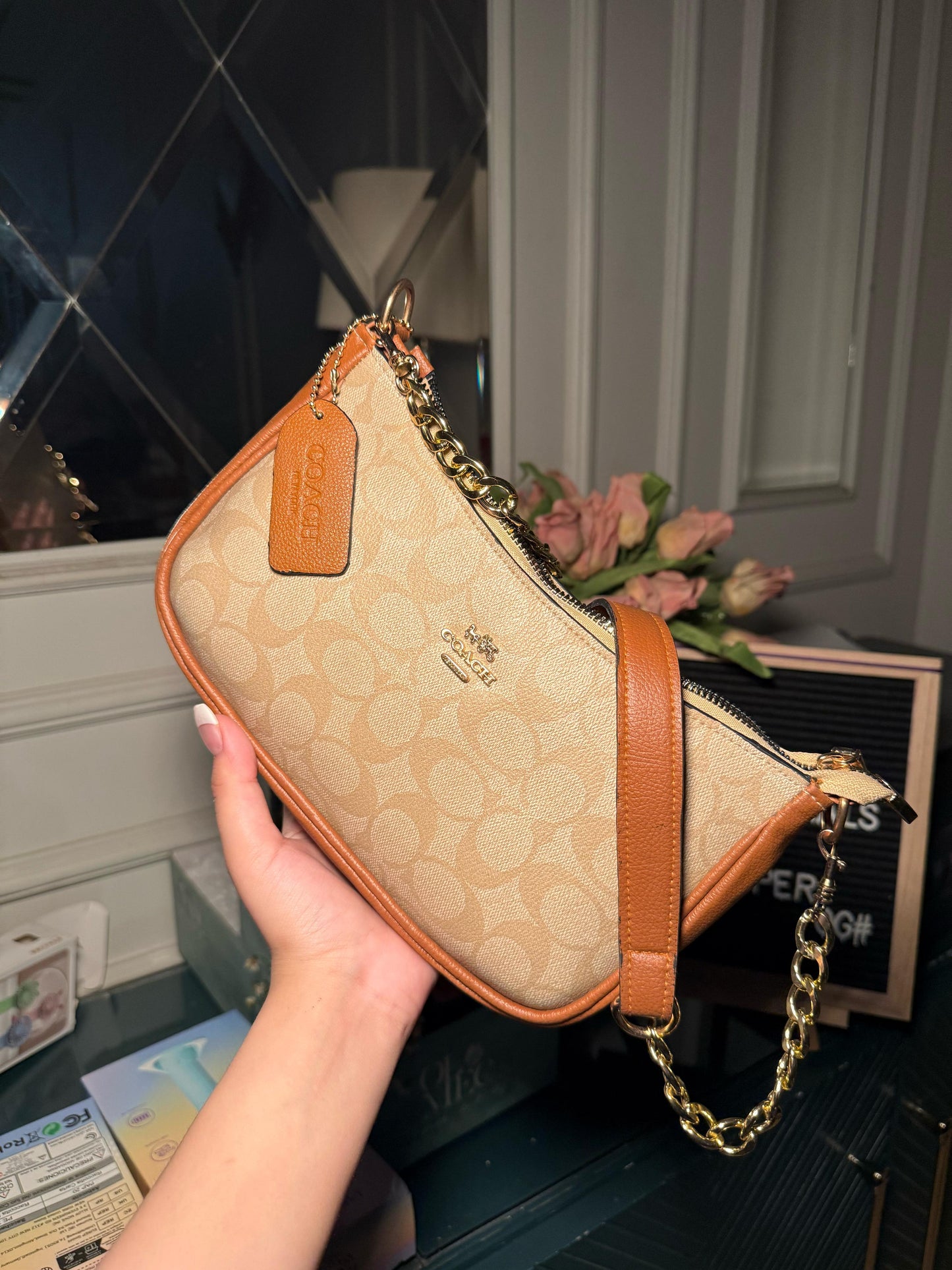Coach shoulder bag (15-20 days delivery time )