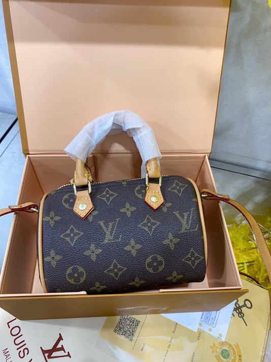 Lv box bag (available for immediate delivery)