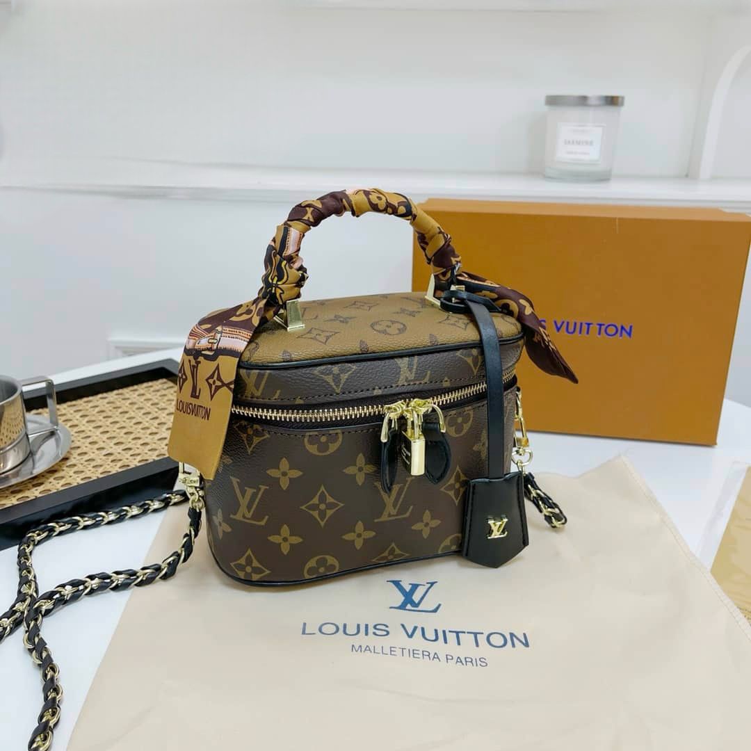 Louis Bucket Bag
delivery time (15-20 days)