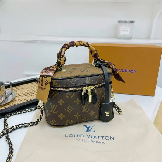 Louis Bucket Bag
 delivery time (15-20 days)