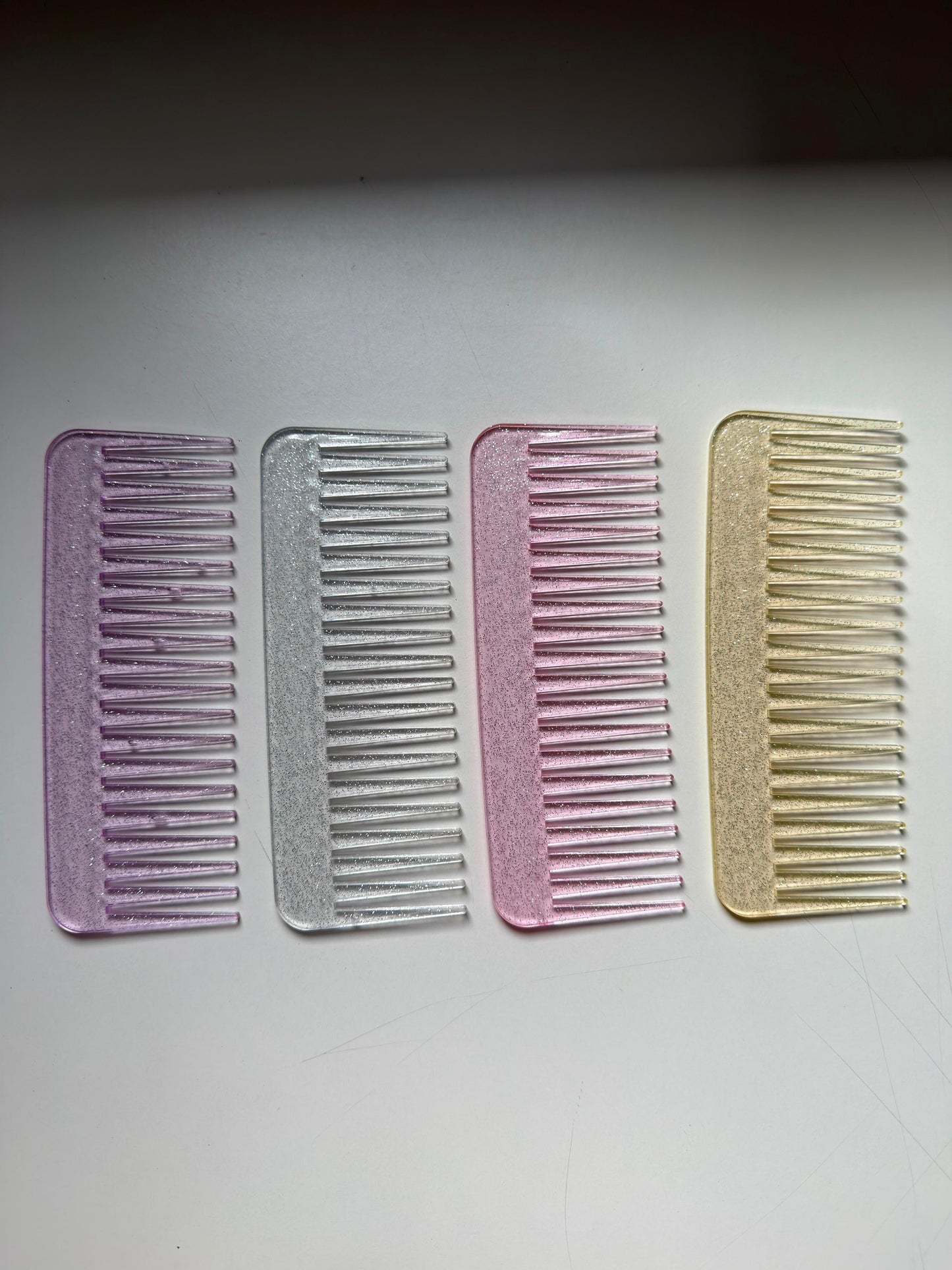 Transparent glitter hair comb