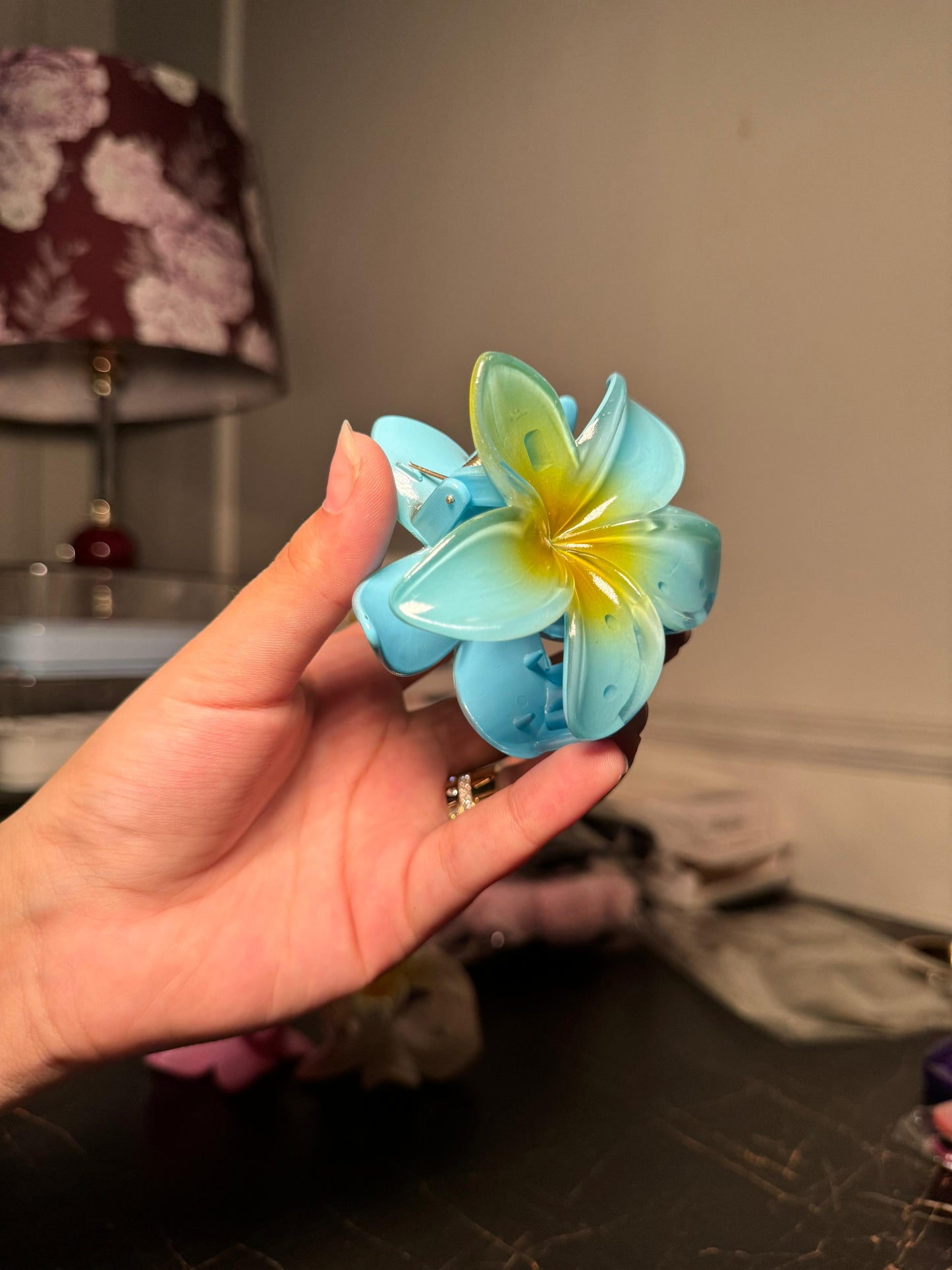 Blue Flower shape claw