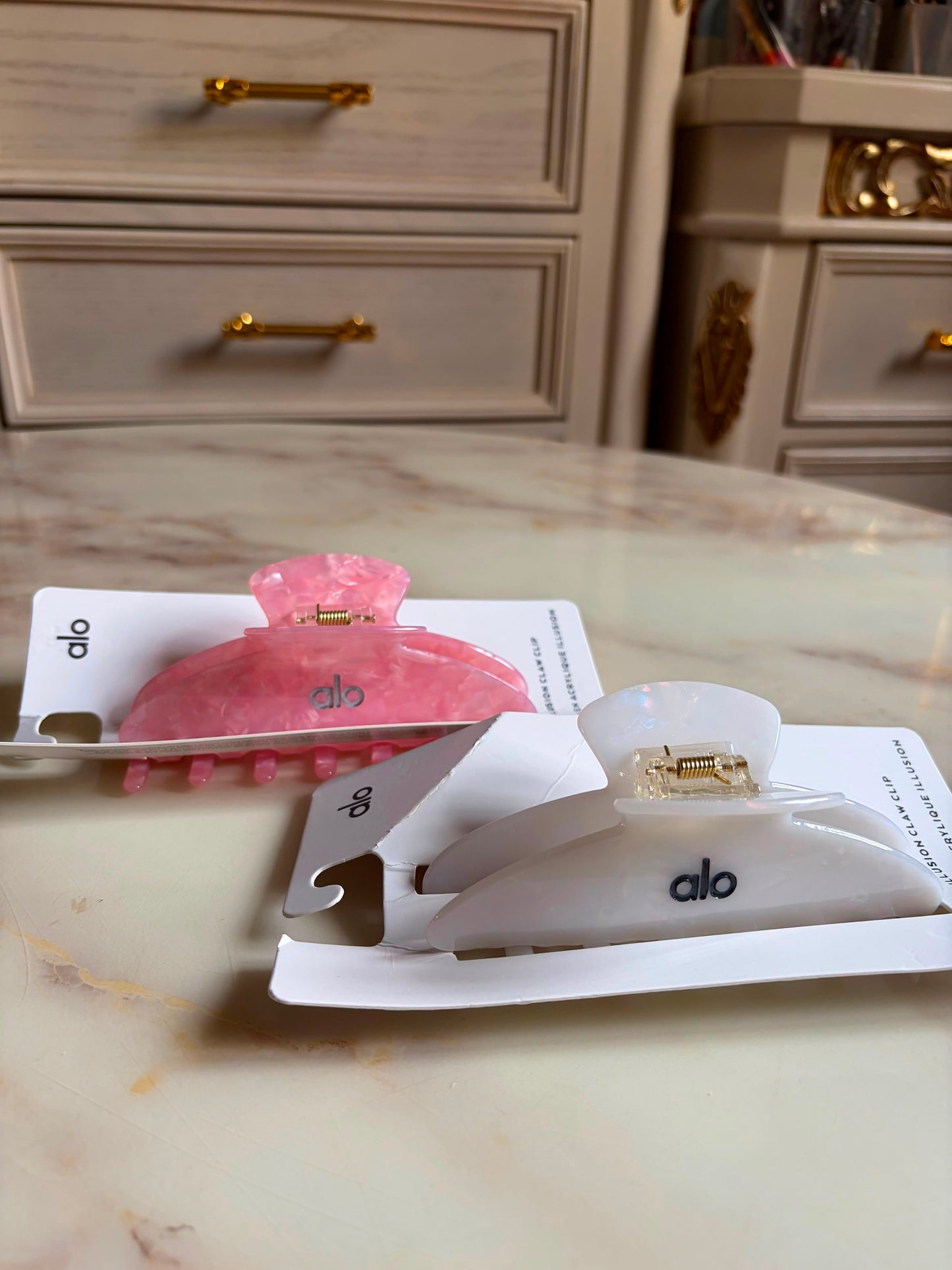 Alo 90s Hair Claw Clip(With Proper Packaging)