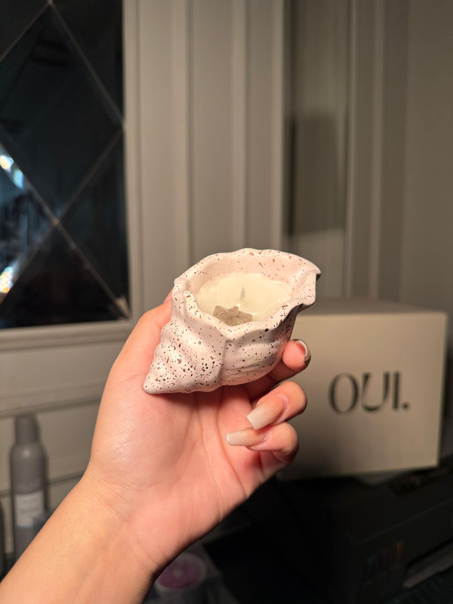 Beige shell scented candle