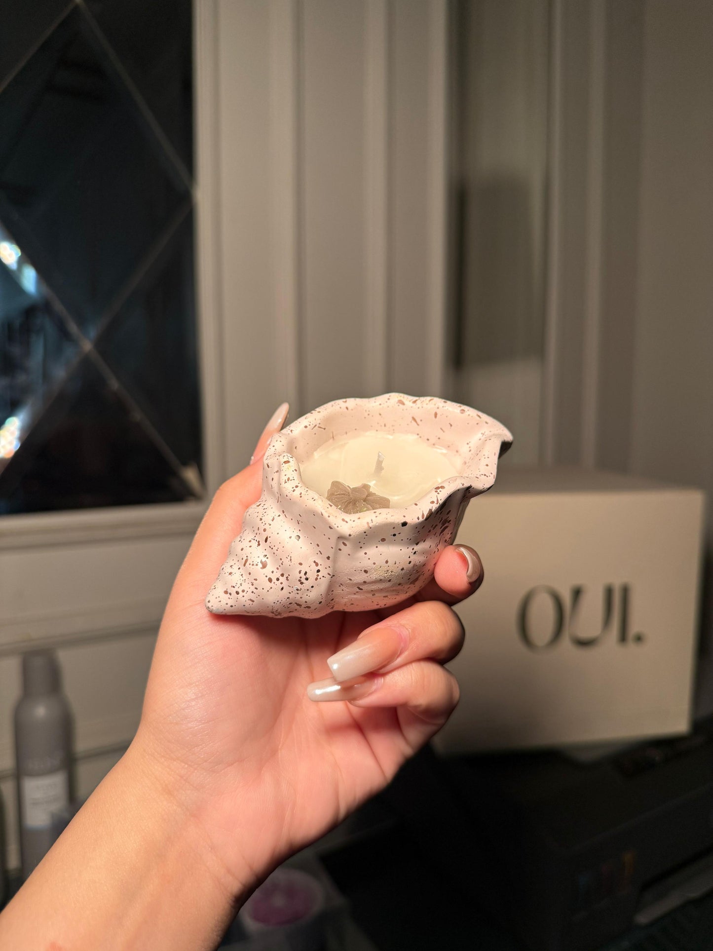 Beige shell scented candle