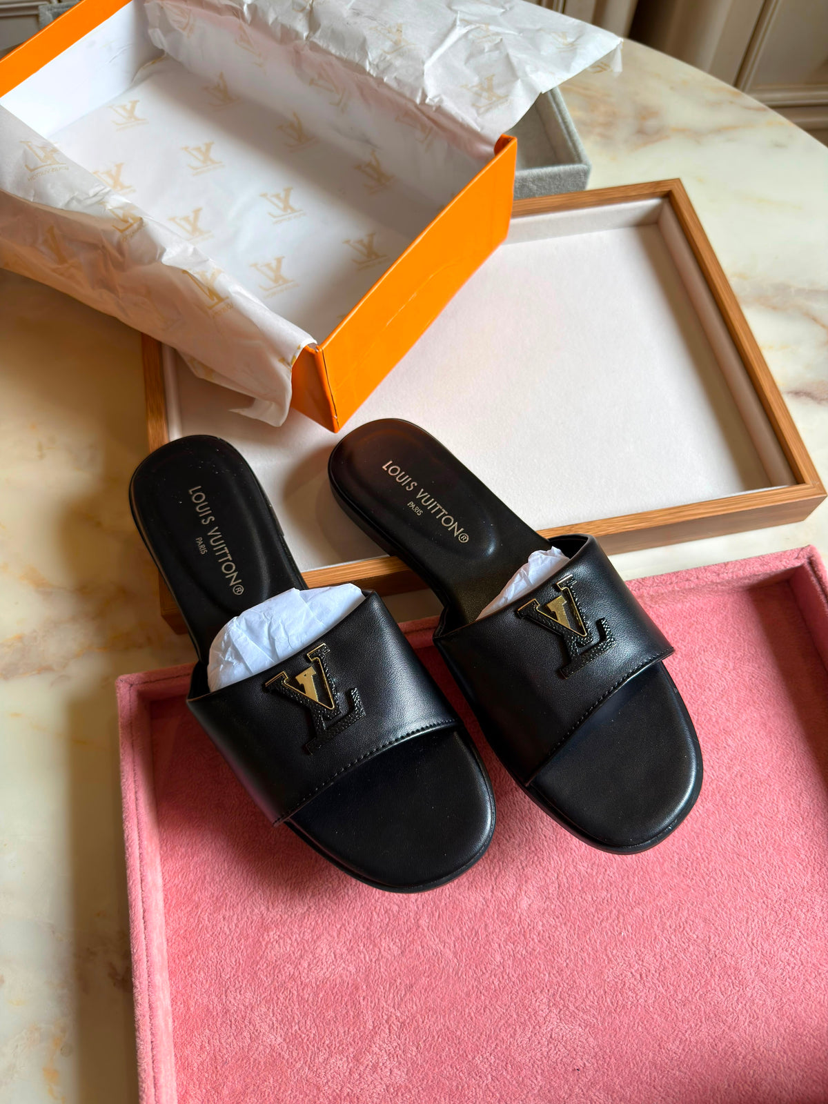 Louis Vuitton: LV Mare Flat
Mule