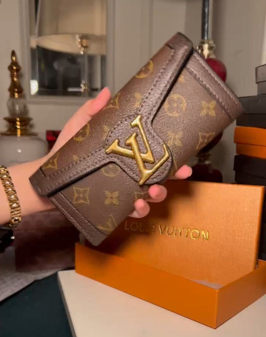 Lv wallet (in stock)