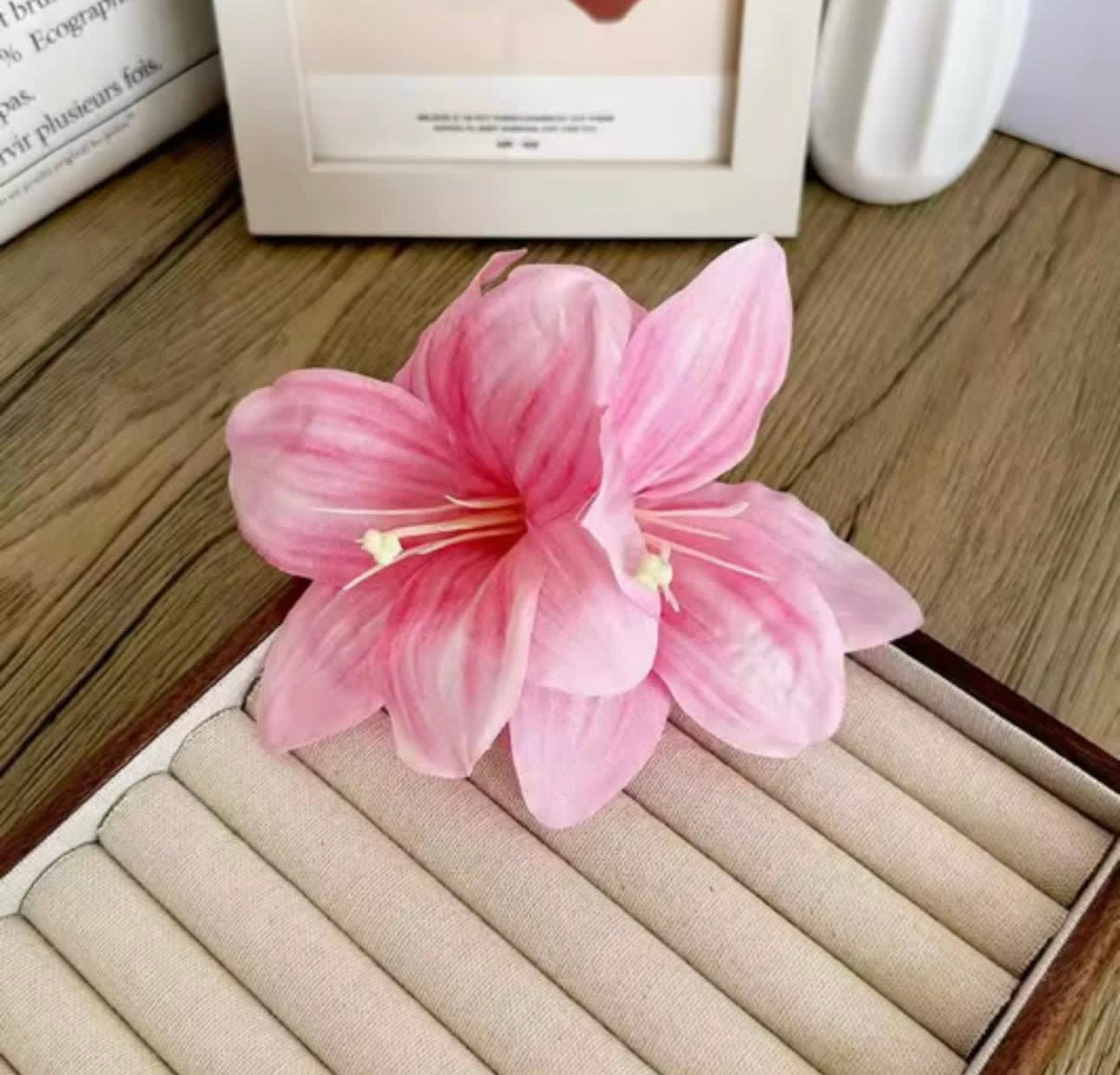 Lily hair clip