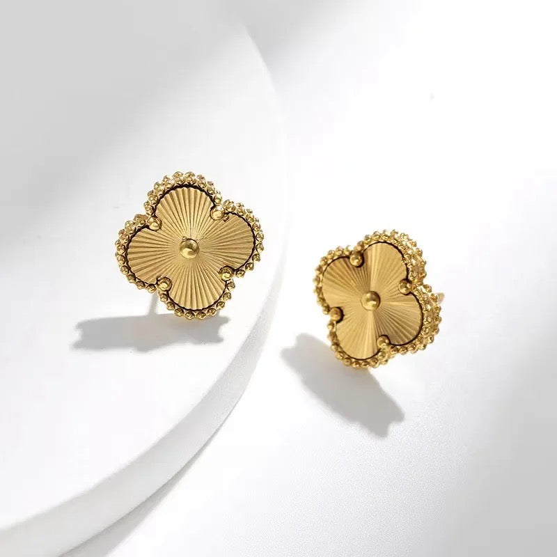 Gold clover stud