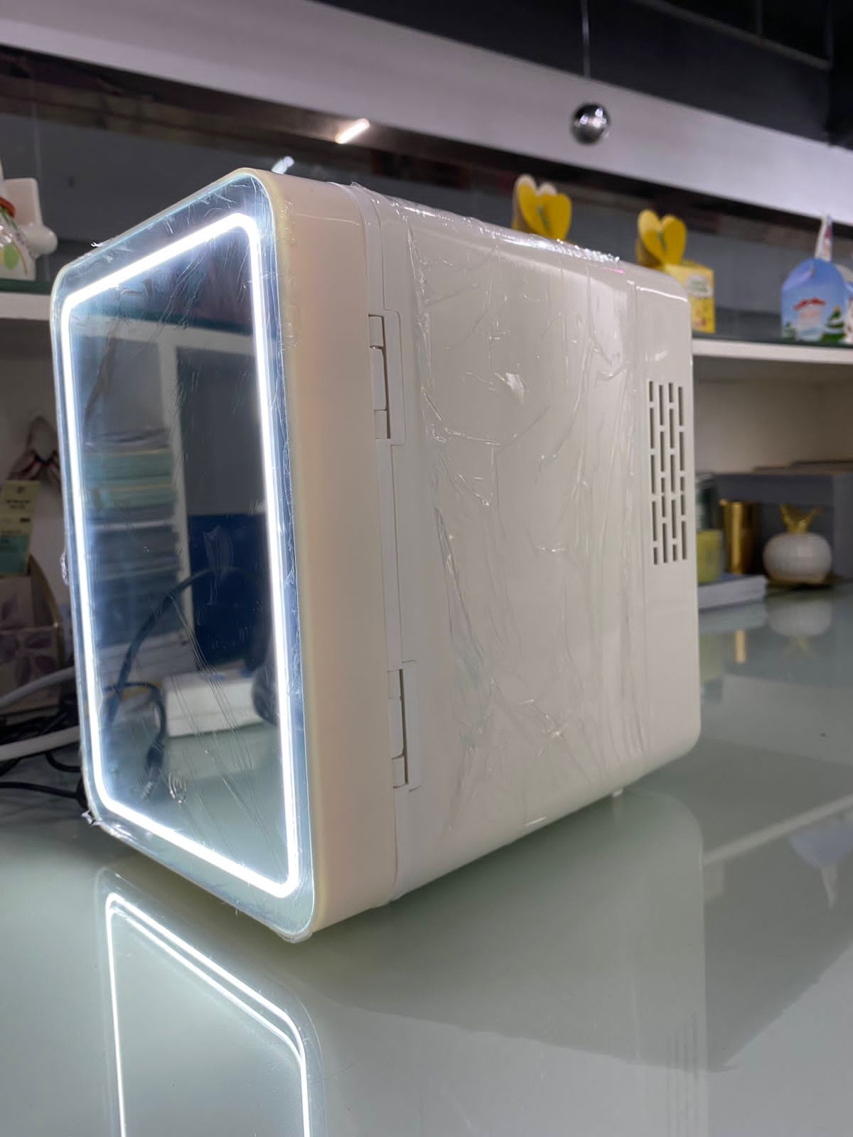 LED mirror portable fridge🧴(15 to 20 days)